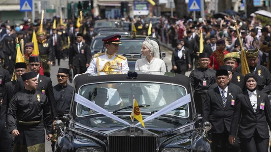 HANDOUT - Bruneis Prinz Abdul Mateen und Braut Anisha Rosnah in ihrem Auto während der Hochzeitsprozession. Foto: Brunei's Information Department/AP/dpa - ACHTUNG: Nur zur redaktionellen Verwendung und nur mit vollständiger Nennung des vorstehenden…