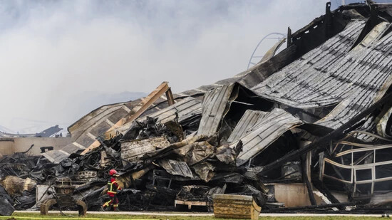 Der Bauernhof in Bottens VD lag nach dem verheerenden Feuer in Trümmern. Ein junger französischer Arbeiter kam ums Leben. Fast 400 Rinder verendeten in den Flammen und im Rauch. (Archivbild)