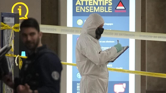 Bei einer Messerattacke in einem Pariser Bahnhof sind am Samstagmorgen drei Menschen verletzt worden. Einsatzkräfte hätten den Täter im Bahnhof Gare de Lyon überwältigt. Foto: Christophe Ena/AP/dpa