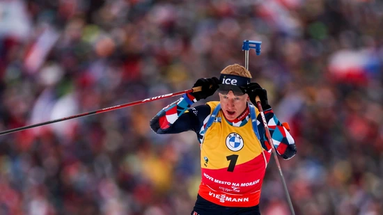 Biathlon vor einer riesigen Zuschauerkulisse: Die Weltnummer 1 Johannes Thingnes Bö im vergangenen Jahr bei der WM-Hauptprobe