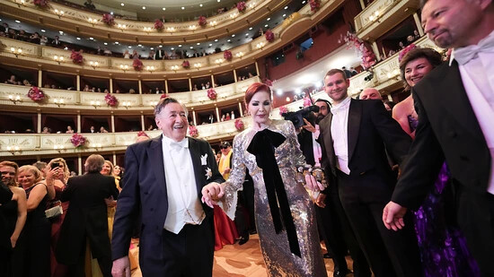 Priscilla Presley und Richard Lugner sind beim 66. Opernball in der Wiener Staatsoper. Foto: Eva Manhart/APA/dpa - ACHTUNG: Nur zur redaktionellen Verwendung im Zusammenhang mit der aktuellen Berichterstattung und nur mit vollständiger Nennung des…