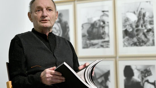 ARCHIV - Günter Brus auf einer Aufnahme aus dem Jahr 2018. Der Künstler ist im Alter von 85 Jahren gestorben. Foto: Hans Punz/APA/dpa