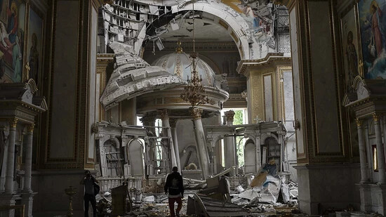 ARCHIV - Kirchenmitarbeiter inspizieren die Schäden in der Verklärungskathedrale in Odessa nach russischen Raketenangriffen im Juli 2023. Foto: Jae C. Hong/AP/dpa