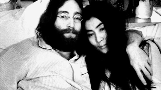 ARCHIV - Der britische Musiker John Lennon und seine Frau Yoko Ono. (Archivbild) Foto: Allan Randu/dpa