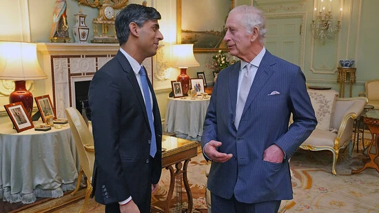 König Charles III. empfängt Premierminister Rishi Sunak (l) im Buckingham-Palast. Foto: Jonathan Brady/PA Wire/dpa