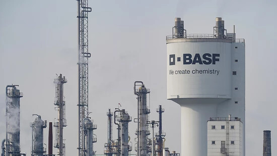 Der deutsche Chemiekonzern BASF will seine Ausgaben mit einem weiteren Sparprogramm deutlich verringern. (Archivbild)