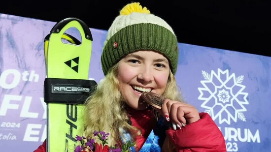 Bronze schmeckt: Celina Niederhauser freut sich über die gewonnene Medaille.