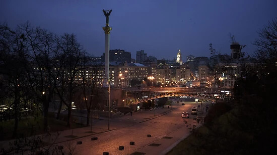 ARCHIV - Das Unabhängigkeitsdenkmal ist in der Abenddämmerung im Zentrum von Kiew zu sehen. Foto: Felipe Dana/AP/dpa