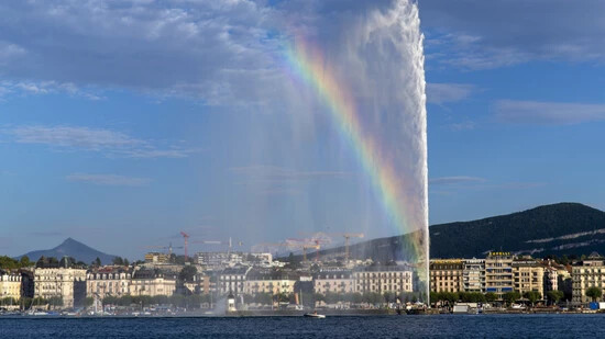 Kantonsrechnung mit Rekordüberschuss statt Defizit: Blick auf die Stadt Genf mit dem Wahrzeichen Jet d'eau. (Archivbild)