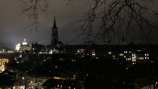 Das Münster in Bern im Dunkeln, wie es zur "Earth Hour" 2009 war. Das Bundeshaus (links) beteiligte sich nicht an der Aktion.