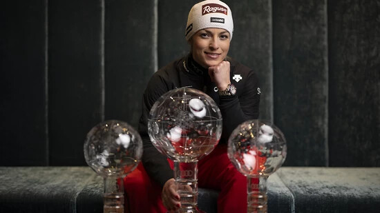 Lara Gut-Behrami posiert mit den drei in diesem Winter gewonnenen Kristallkugeln