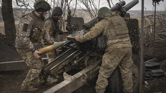 Ukrainische Soldaten feuern eine Haubitze M101 auf russische Stellungen an der Frontlinie. Foto: Efrem Lukatsky/AP/dpa