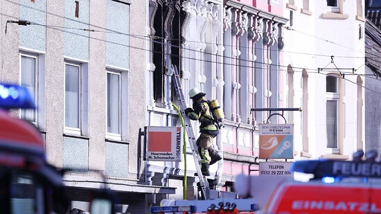 ARCHIV - Ein Feuerwehrmann klettert an einem Haus, in dem es gebrannt hat, auf einer Leiter. Der Großbrand in einem Mehrfamilienhaus in Solingen mit vier Toten ist nach einem vorläufigen Gutachten auf vorsätzliche Brandstiftung zurückzuführen. Foto:…