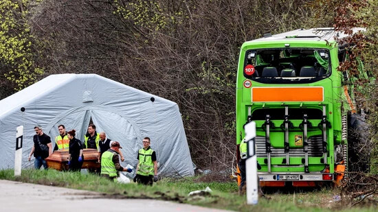 Vier Menschen starben laut der Polizei bei dem Busunglück bei Leipzig. Unter den Todesopfern sind laut dem EDA keine Schweizer Staatsangehörigen.
