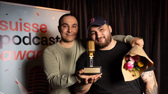 Serhat Koca und Yoldaş Gündogdu an den Suisse Podcast Awards. Kurds & Bündig wurde als bester Podcast des Jahres 2024 ausgezeichnet