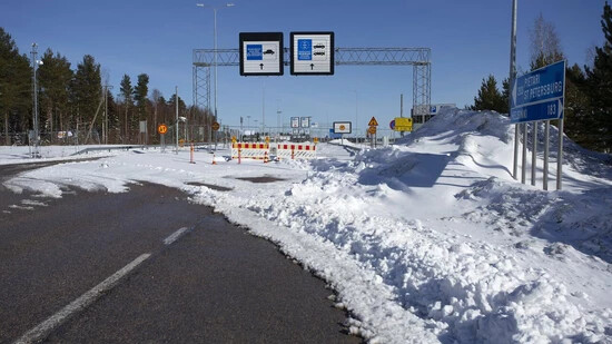ARCHIV - Der Eingangsbereich, der zum Grenzübergang Vaalimaa zwischen Finnland und Russland führt, ist gesperrt. Foto: Lauri Heino/Lauri Heino/dpa
