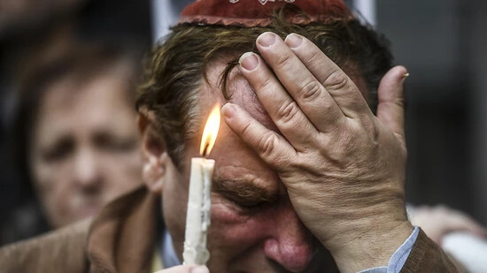ARCHIV - Ein Mann trauert bei einer Gedenkveranstaltung 25 Jahre nach dem Terroranschlag auf die jüdische Gemeinde AMIA in Buenos Aires. Foto: Fernando Gens/dpa