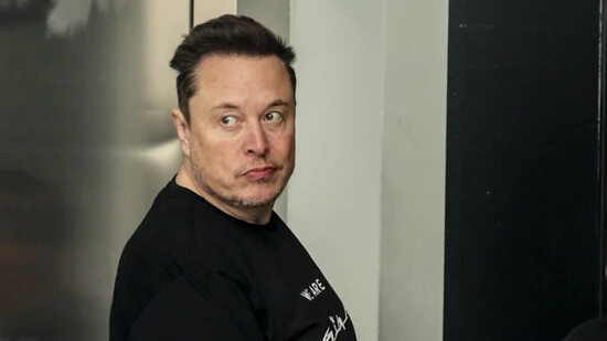 Hat Elon Musk getrickst, als er mit den Aktionären seine Vergütung aushandelte? Diese wollen jedenfalls neu über die Tesla-Milliarden an den CEO verhandeln. (Archivbild vom März 2024)