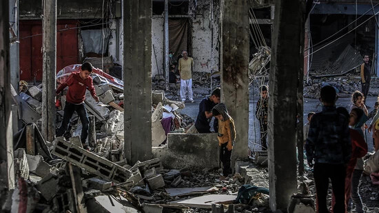 dpatopbilder - Palästinenser inspizieren ein Haus nach einem israelischen Luftangriff, bei dem mehrere Menschen getötet und zahlreiche verletzt wurden. Foto: Abed Rahim Khatib/dpa