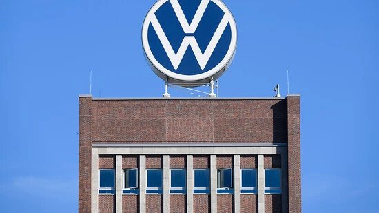 Das VW-Logo steht auf dem Markenhochhaus im Volkswagen Stammwerk in Wolfsburg. Der Autobauer war über mehrere Jahre im Visier von Hackern. (Archivbild)