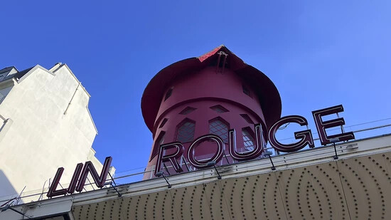 Die Fassade des Kabaretts «Moulin Rouge» (Rote Mühle). Foto: Oleg Cetinic/AP/dpa