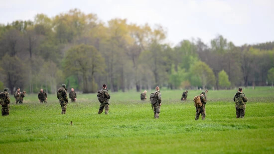 Soldaten der Bundeswehr durchsuchen ein Feld unweit der Oste in Niedersachsen. Foto: Daniel Reinhardt/dpa