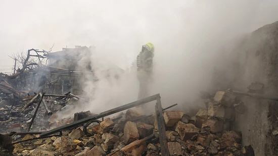 ARCHIV - Feuerwehrleute beseitigen die Trümmer eines Raketenangriffs durch russische Truppen in Odessa. Foto: ---/https: