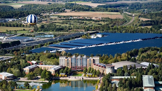 Eine Tochtergesellschaft des Schweizer Stromkonzerns Axpo hat 11'200 Parkplätze im Disneyland Paris mit Solarpanelen ausgestattet.