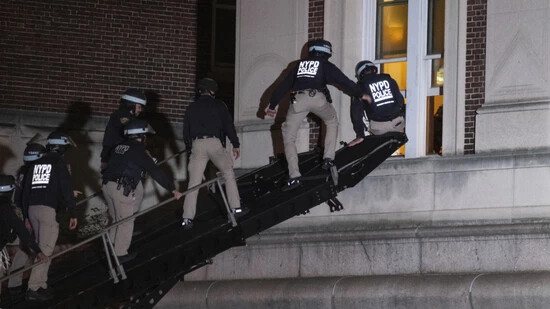 Die New Yorker Polizei dringt in das obere Stockwerk der Hamilton Hall auf dem Campus der Columbia University in New York ein. Foto: Craig Ruttle/AP/dpa
