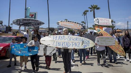 Dutzende Surferinnen und Surfer demonstrierten am Sonntag in Ensenada, Mexiko, gegen Gewalt.