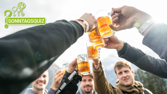 Zum Wohl: Anstossen unter Freunden mit einem kühlen Hellen.