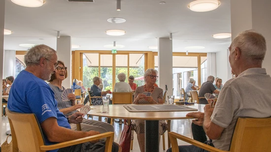 Lachen, Spielen, Reden und Zusammensein: Darum geht es im Treff für alle ab 60 Jahre.