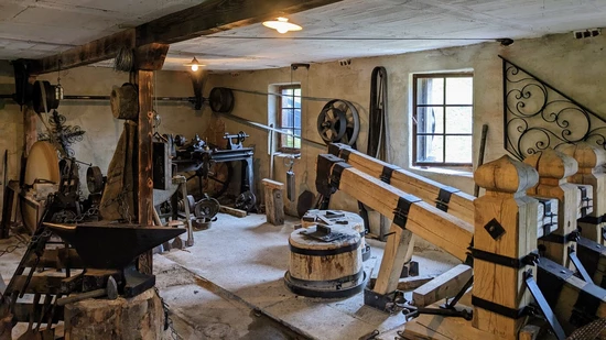Blick in die Schmiede: Beim grossen Hammerwerk konnte beim vorderen Hammer ein «Bär» aus der originalen «Schröder Schmittä» verbaut werden.