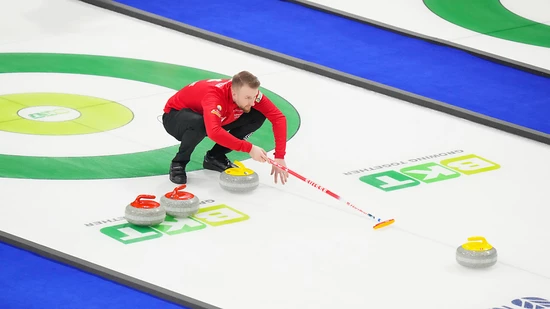 Der Schweizer Skip Yannick Schwaller gibt die Richtung vor