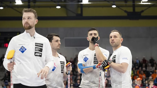 Das Schweizer Quartett um Skip Yannick Schwaller (links) muss sich im Final Schottland geschlagen geben