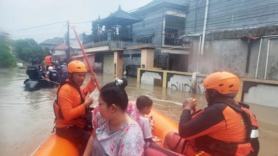 Rettungskräfte sind in Denpasar, der Hauptstadt von Bali, im Einsatz. (Archivbild)