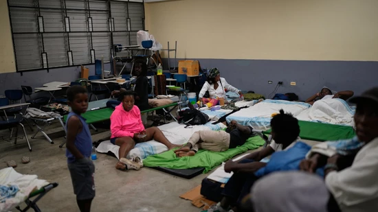 Menschen suchen Schutz in einer Schule vor dem prognostizierten Eintreffen des Hurrikans «Melissa» in Old Harbour. Hurrikan «Melissa» hat vor der Küste der Karibikinsel Jamaika weiter an Kraft gewonnen und die höchste Hurrikan-Kategorie 5 erreicht. Foto:…