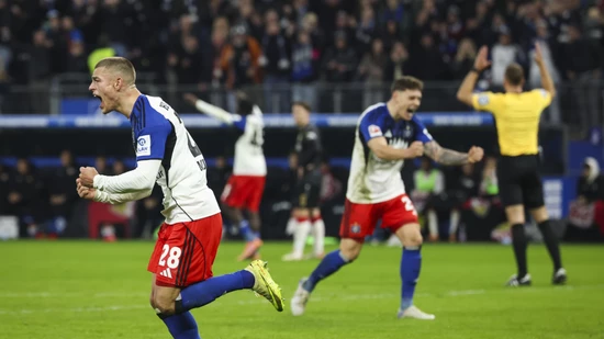 Der Schweizer Miro Muheim feiert den Sieg des HSV über Stuttgart