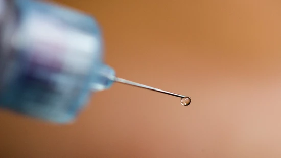 ARCHIV - Ein Tropfen Insulin hängt an der Nadelspitze eines Pen. Foto: Rolf Vennenbernd/dpa