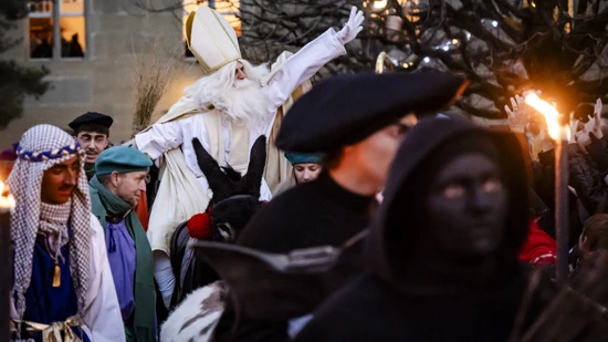 Vor seiner Rede bestritt Sankt Nikolaus den traditionellen Umzug auf seinem treuen Begleiter, dem Esel Balou.