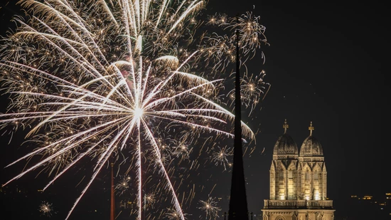 Ein Feuerwerk über Zürich markierte den Start des neuen Jahres.