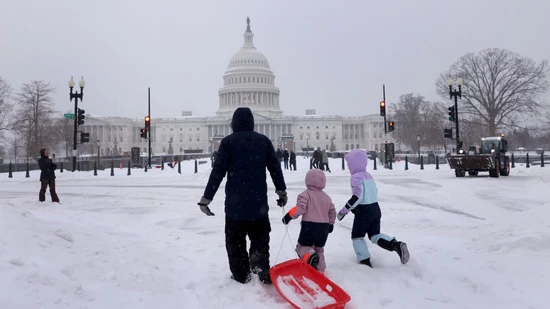 dpatopbilder - Während eines Wintersturms gehen Einwohner auf dem Capitol Hill Schlitten fahren. Foto: Gent Shkullaku/ZUMA Press Wire/dpa
