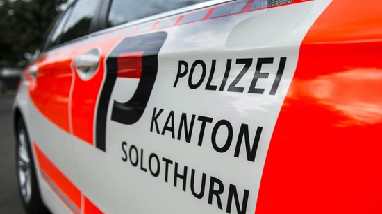 Ein Kind ist bei der Kollision mit einem Auto in Bellach SO schwer verletzt worden. Der Unfall geschah im Bereich des Trottoirs beziehungsweise der Zufahrt zu Parkplätzen. (Symbolbild)
