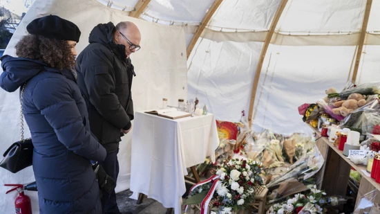 Bundesrat Martin Pfister gedenkt zusammen mit seiner Tochter der Opfer der Brandkatastrophe von Crans-Montana.