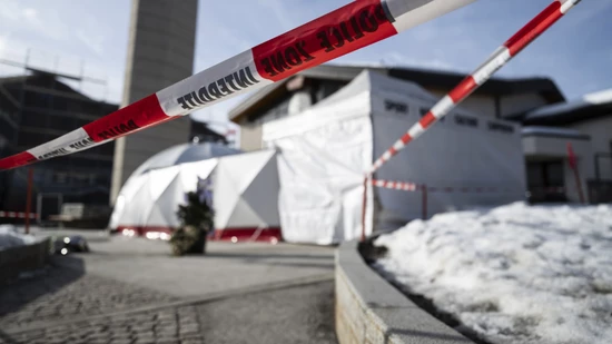 Die Gedenkstätte für die Brandopfer von Crans-Montana geriet am Sonntag in Brand.