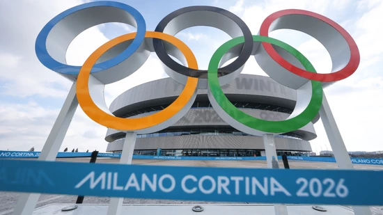 Die Olympischen Ringe auf dem Vorplatz des Eishockeystadions in Mailand