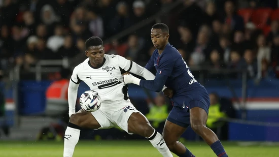 Breel Embolo (links) setzt sich gegen PSG-Verteidiger Willian Pacho durch