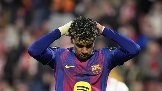 Lamine Yamal rauft sich nach dem verschossenen Penalty die Haare