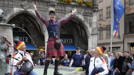 Wird auch an der WM in den USA erlaubt sein: schottische Fans in ihren traditionellen Kilts