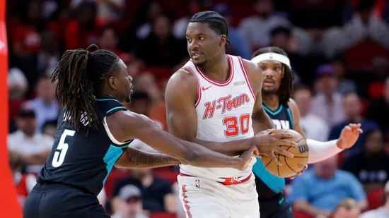 Clint Capela (Nummer 30) deckt den Ball ab